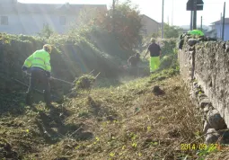 Volontari del Gruppo comunale di Protezione civile al lavoro in un rio di scolo ai piedi della collina nei giorni scorsi